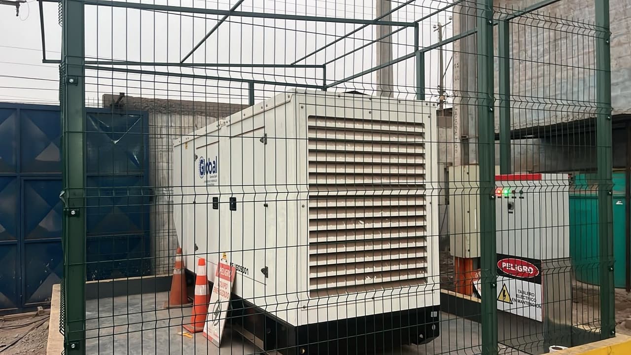 Grupo electrógeno instalado por CLIMATEC dentro de su cierre perimetral, con el tablero eléctrico al costado