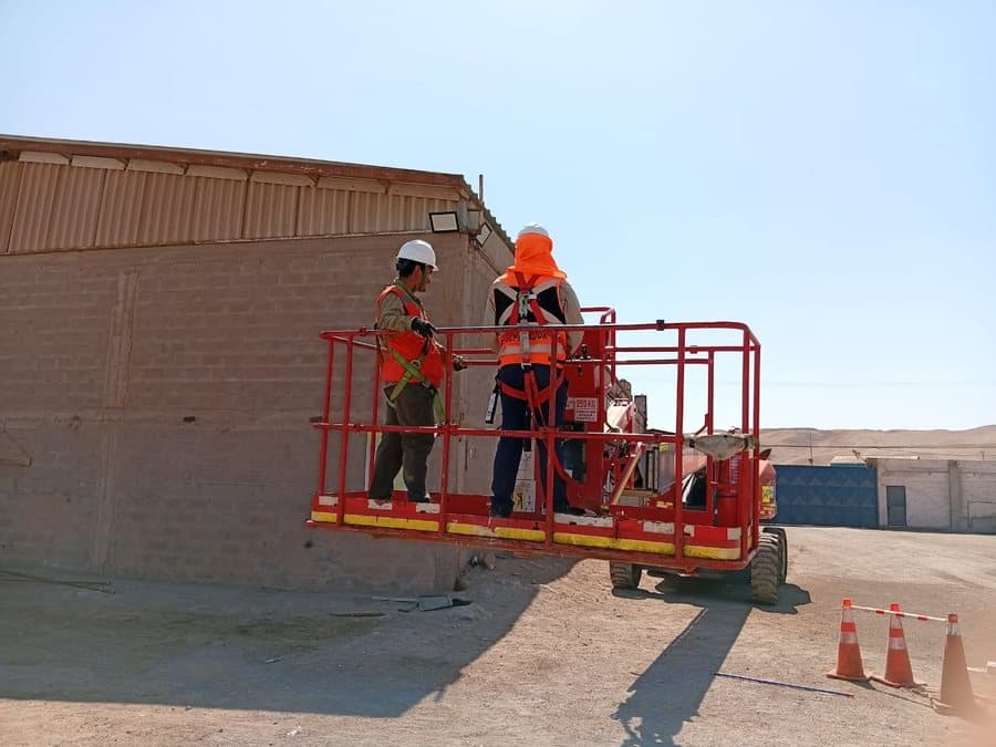 Equipo de CLIMATEC montando estructura en altura con plataforma elevadora