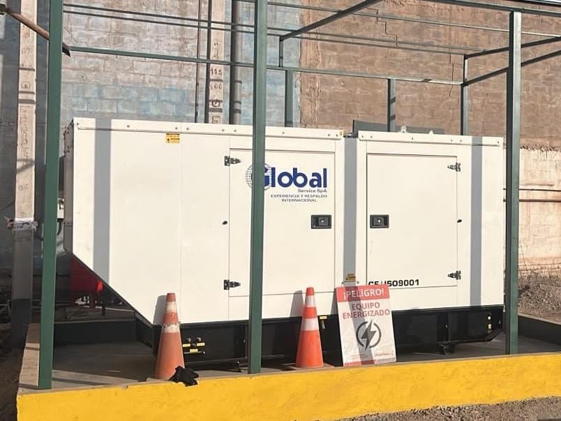Grupo electrógeno instalado por CLIMATEC sobre losa dentro de su cierre metálico
