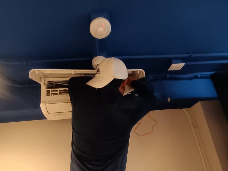 Mantención de equipo split de aire acondicionado por CLIMATEC