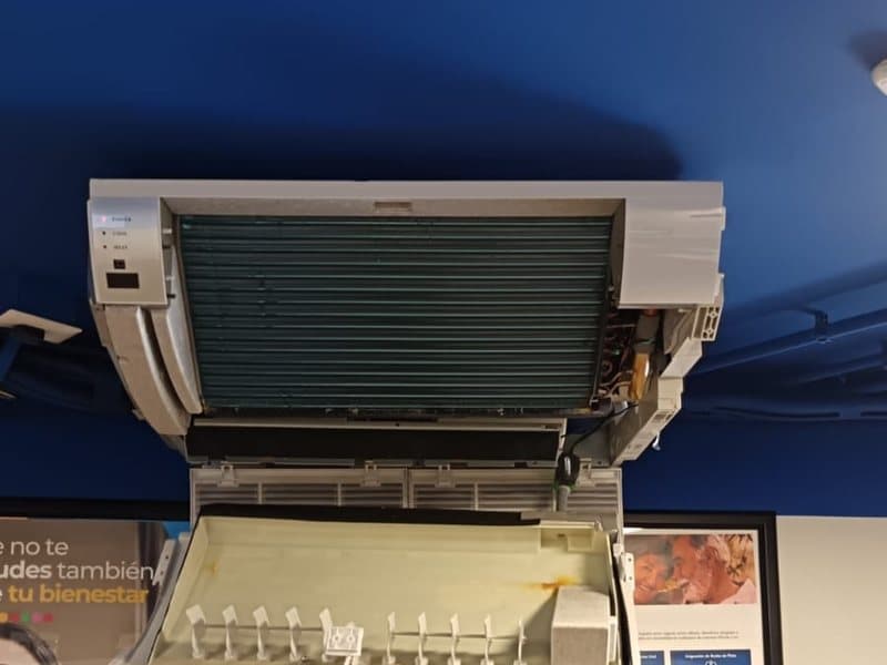 Técnico de CLIMATEC realizando servicio a un equipo split
