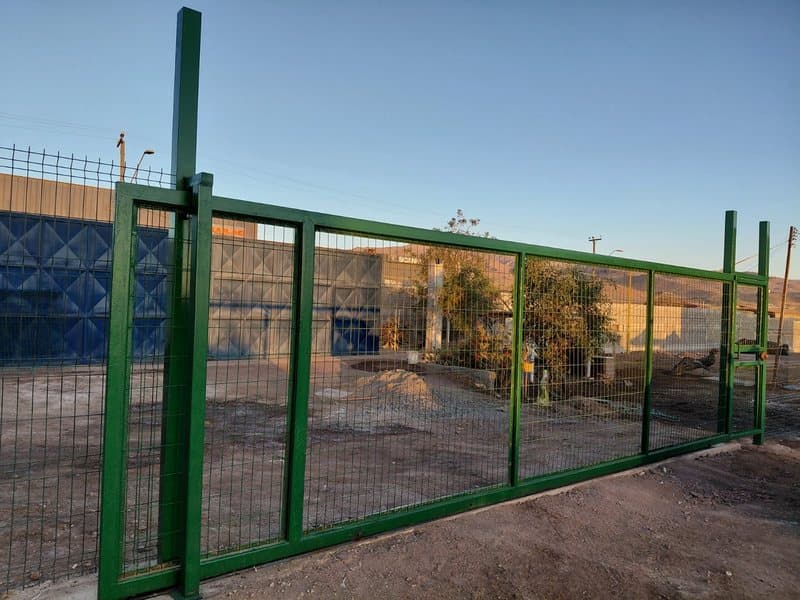 Cierre perimetral metálico instalado por CLIMATEC
