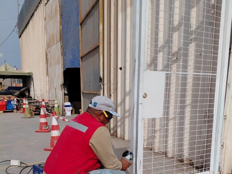 Instalación de puerta y cerramiento en obra ejecutada por CLIMATEC
